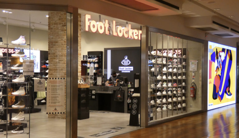 Mur de chaussures - intérieur boutique FootLocker Strasbourg